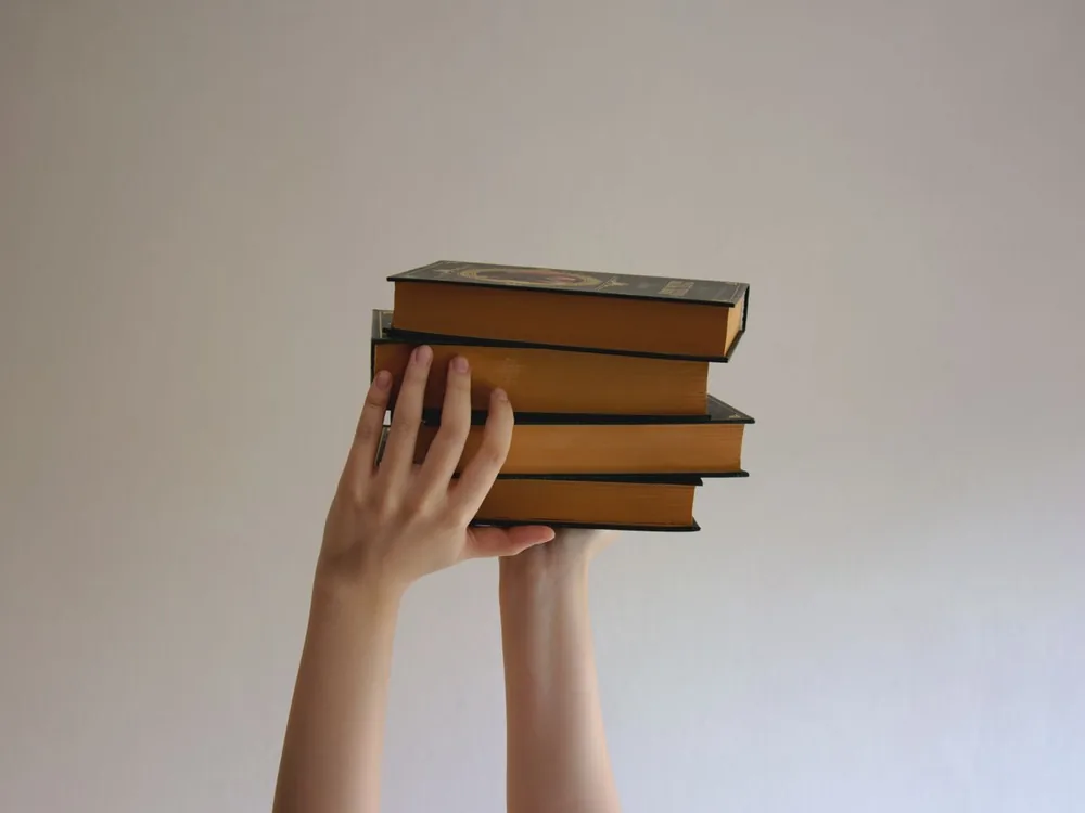 книги 7БЦ в руках